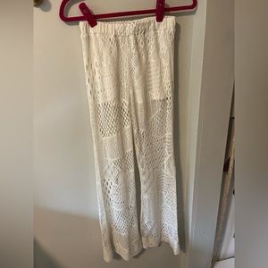 Resort wear white pants